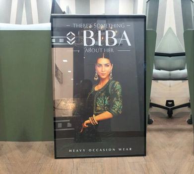 Ultra Movie Light Box with Black Frame Services